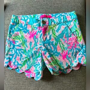 Lilly Pulitzer Vibrant Scalloped Bottom Shorts, size 2.